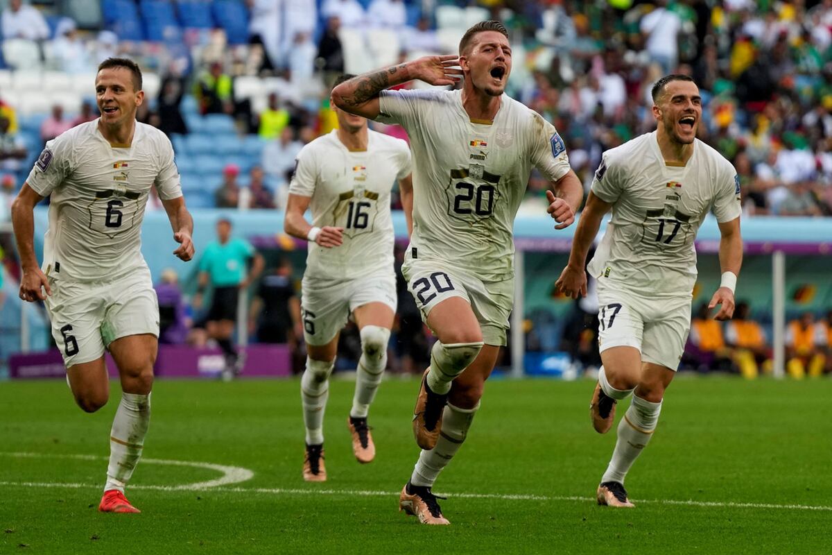 Sergej Milinkovic-Savic puso el 2-1 sobre Camerún y así lo festejó. (AP)