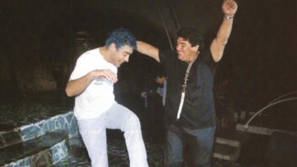 "Es la canción que más me gusta", le dijo Maradona a Rodrigo sobre "La mano de Dios". El cordobés viajó a Cuba y se encontró con el ídolo días antes de su muerte. (Gentileza La Nación).