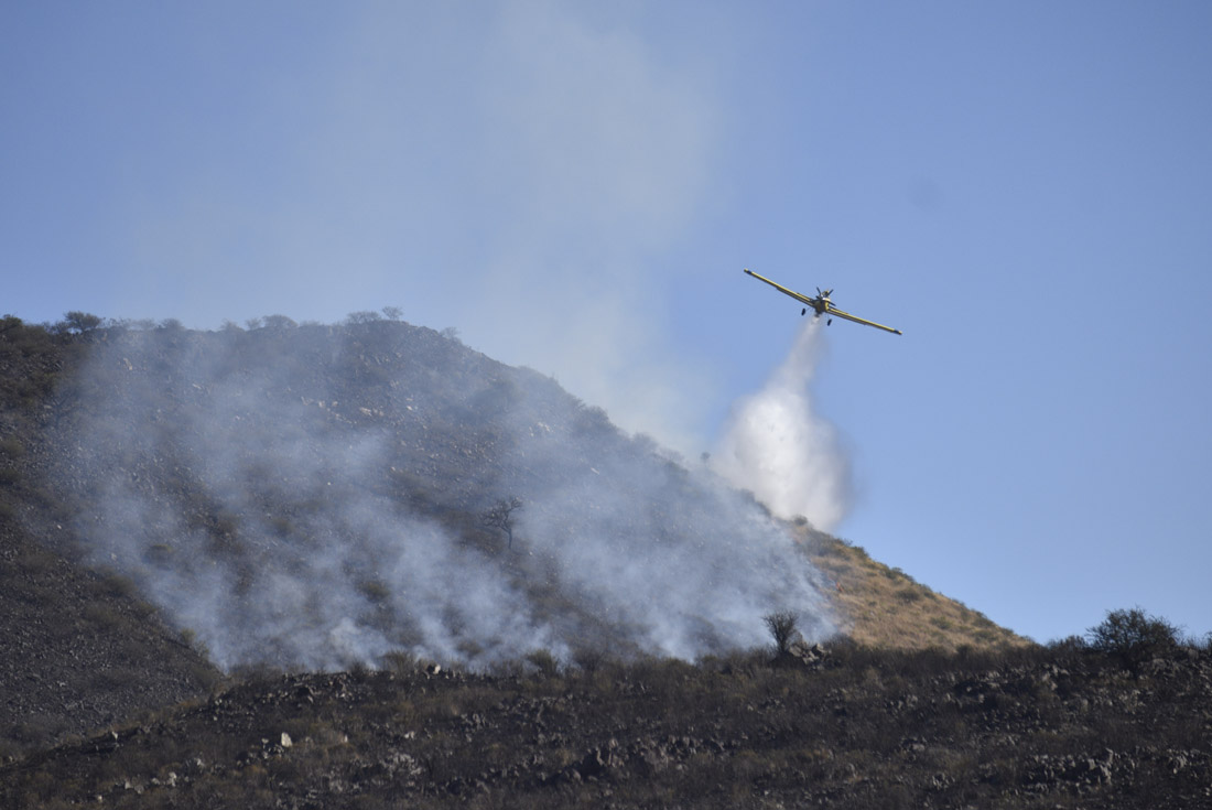 La Calera. Aviones hidrantes trabajan para extinguir un incendio forestal. (Ramiro Pereyra)