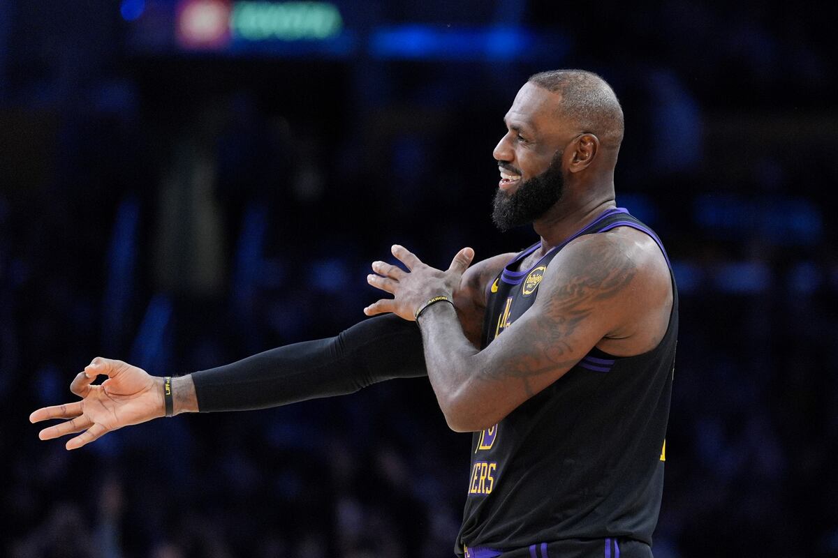 eBron James volvió tras su lesión y ya es el único con 23 temporadas en la NBA. (AP).