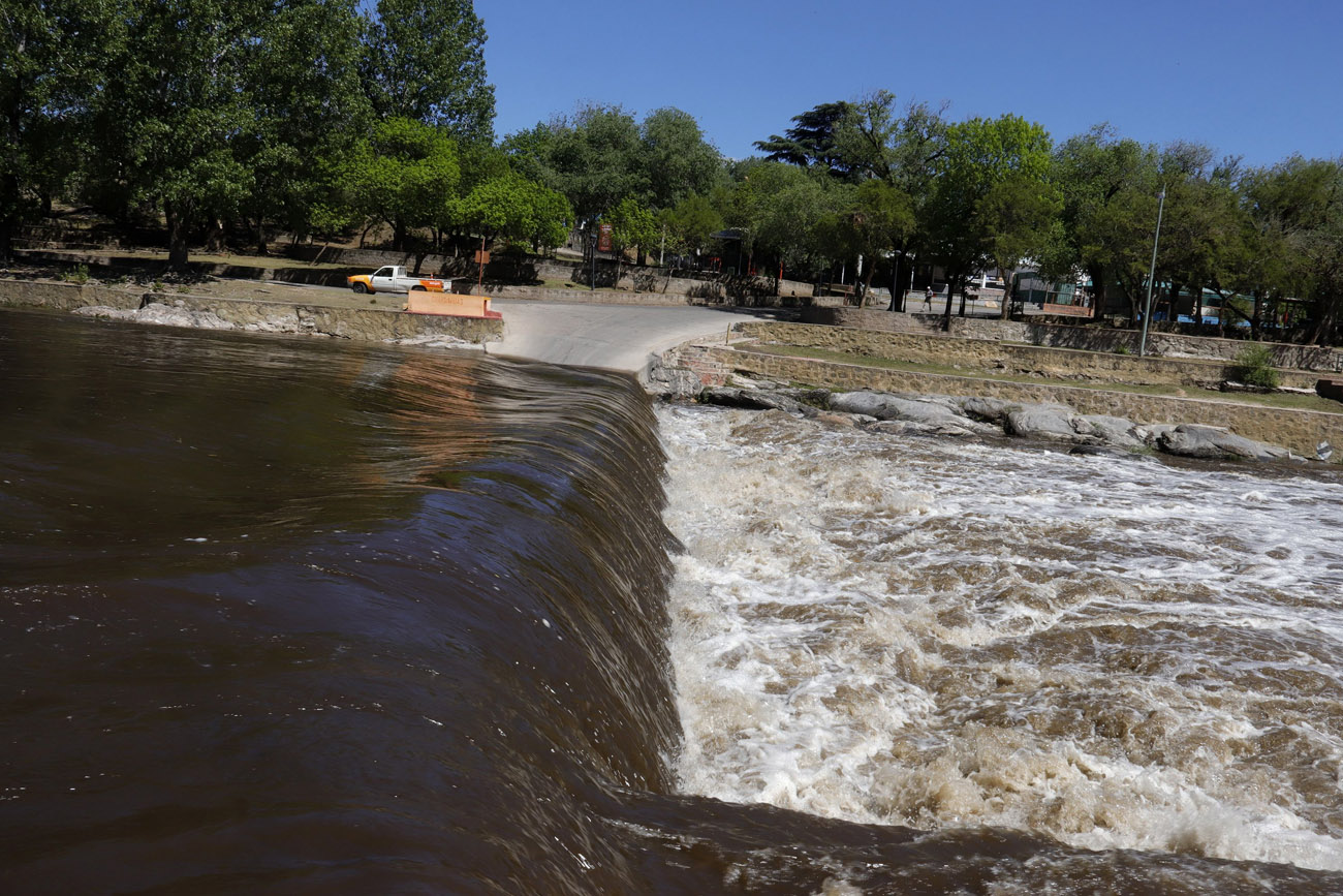 Puentes y vados cerrados preventivamente por la fuerte crecida en el río San Antonio, en Carlos Paz, Córdoba. (La Voz)
