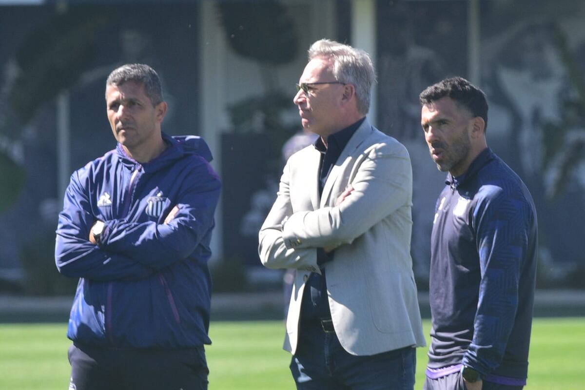 El presidente Andrés Fassi en el entrenamiento junto al entrenador Carlos Tevez. (Pedro Castillo / La Voz)