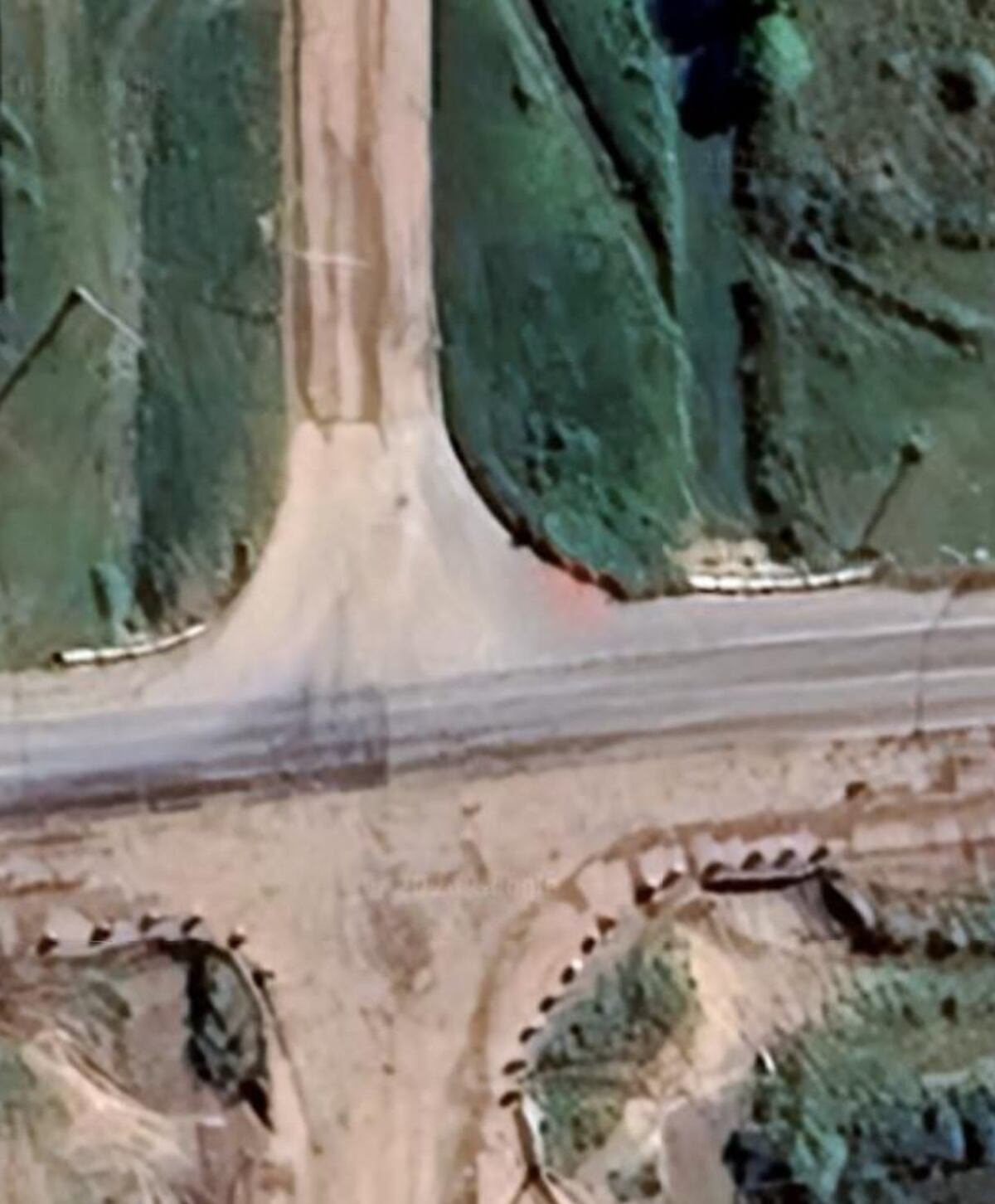 El peligroso cruce de una ruta asfaltada y de un camino de ripio, en el sur de Río Tercero.