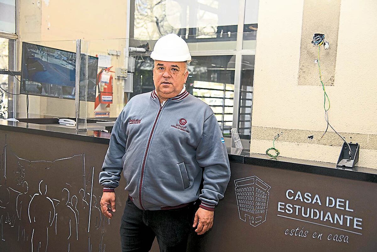 Máximo Brizuela, en las obras remodelación que abarcan la recepción y el hall central. / SiReLyF