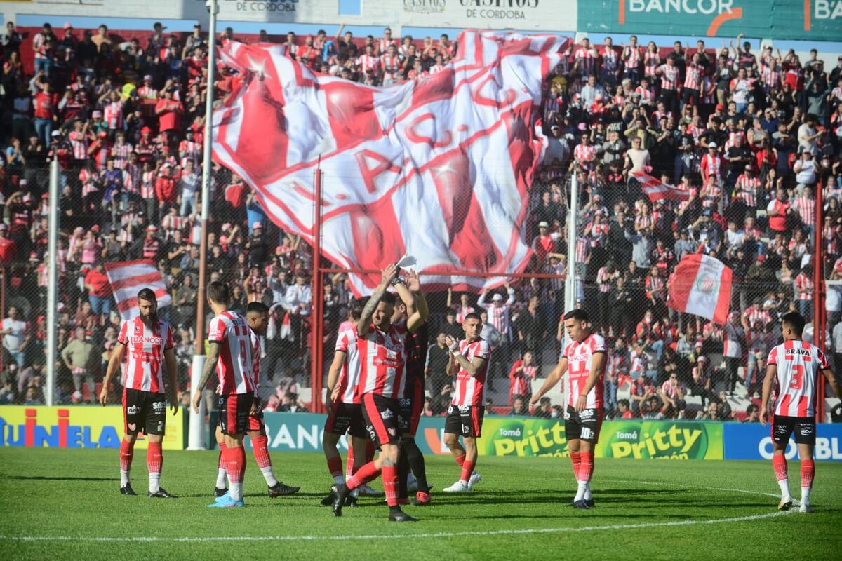 El hincha de Instituto está a pleno con el equipo de Bovaglio. El sábado, otra gran convocatoria. (José Gabriel Hernández / La Voz)