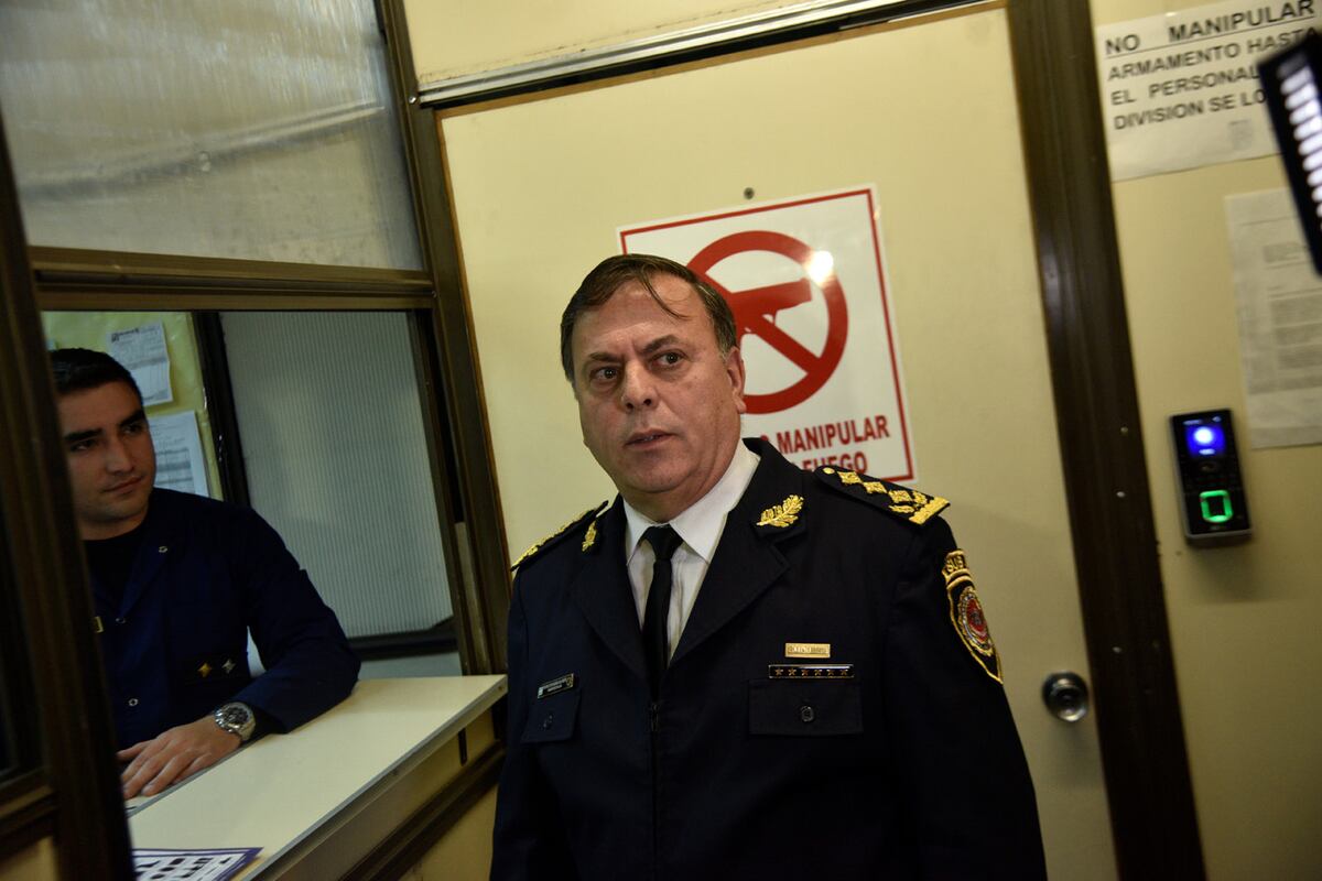 Gustavo Folli, subjefe de la Policía de Córdoba en la Central de Policía, en conferencia de prensa sobre las armas robadas. (Pedro Castillo / La Voz)