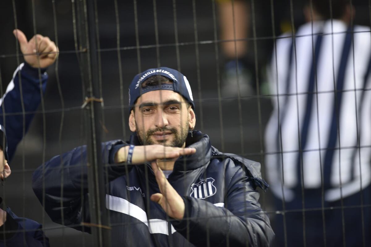 La hinchada de Talleres en el estadio de Colón en la previa del partido con Colón por la vuelta de los octavos de final de la Copa Libertadores. (Ramiro Pereyra / Enviado especial de La Voz del Interior)