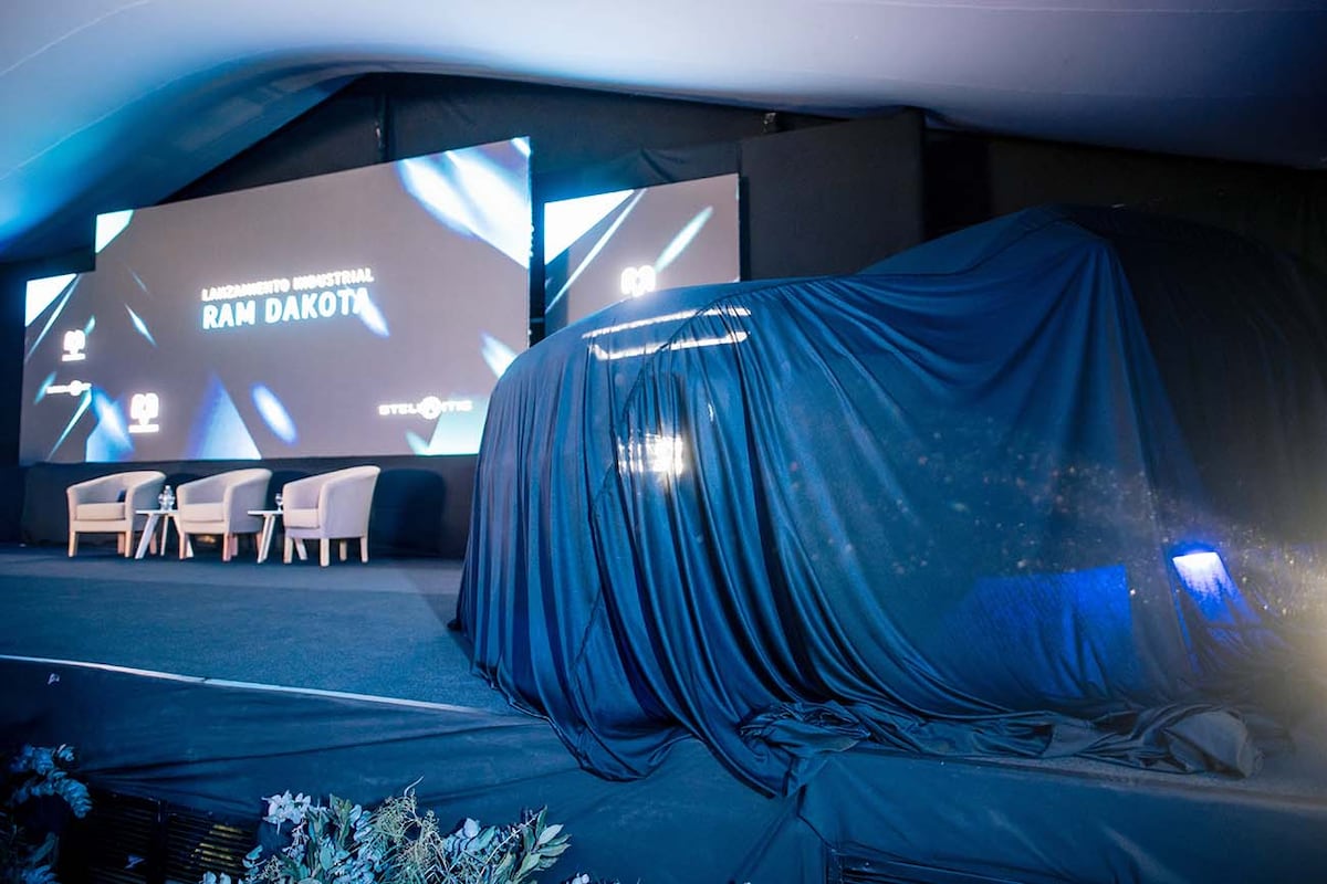 Al acto de revelación de la nueva camioneta asistió Martín Zuppi, presidente de Stellantis Argentina, el gobernador de la provincia de Córdoba, Martín Llaryora, y el intendente de la ciudad de Córdoba, Daniel Passerini.