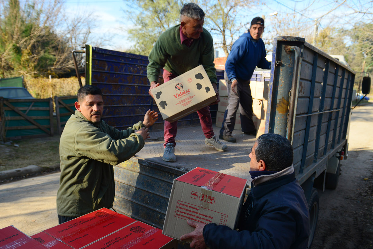 Inicia este martes en Córdoba el reparto de 34 mil kilos de leche en polvo en medio del escándalo por la retención de alimentos por parte del Ministerio de Capital Humano.  Son repartidos a comedores desde los depósitos de la red Conin.  (Nicolás Bravo / La Voz)