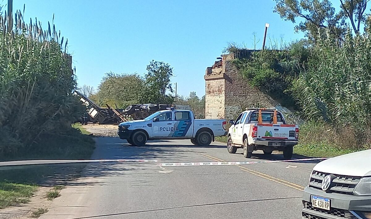 Camión destruyó un puente en Mercedes.