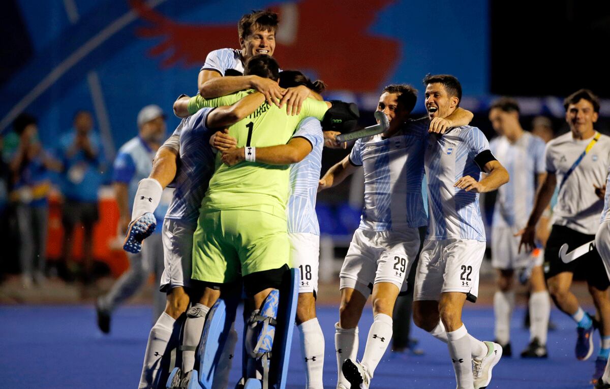 Abrazos para el arquero Tomás Santiago, que esperó durante casi 10 años para tener su momento como titular en la selección mayor. (Felipe PoGA/Santiago 2023 vía Photosport)