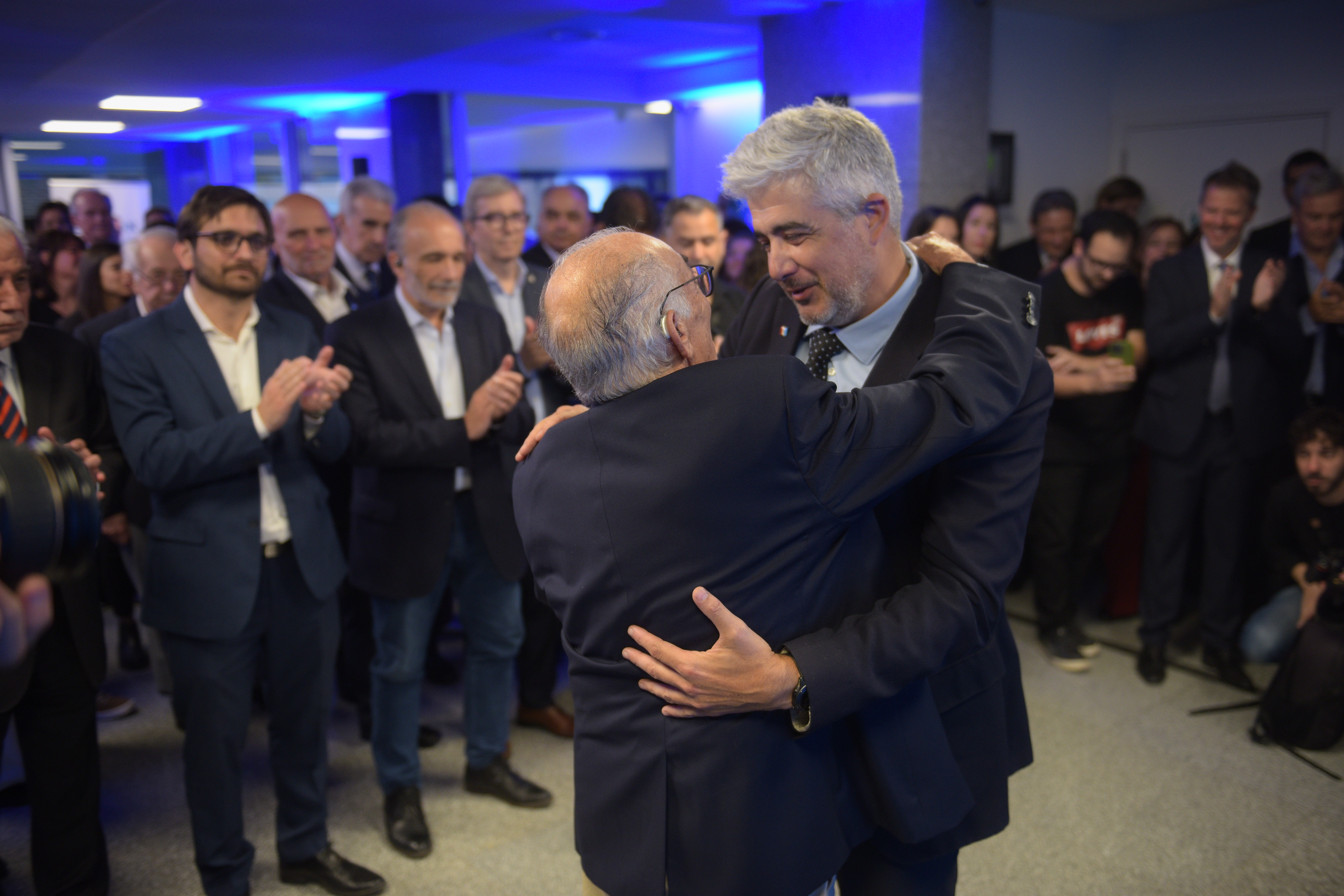 Oulton inaugura un nuevo edificio donde va a poner nuevos equipos de diagnóstico por imágenes con la presencia del intendente Daniel Passerini y el ministro de Salud Ricardo Pieckesteiner. (Javier Ferreyra / La Voz)