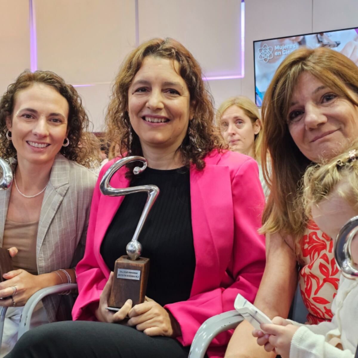 Las investigadoras cordobesas Eva Acosta Rodríguez y a Adriana Gruppi, premiadas con "Mujeres en Ciencia", y la "Joven Promesa", María Julia Lamberti. (UNC)
