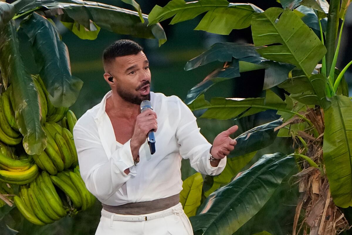 Ricky Martin, un artista fundamental en el crossover latino de fines de siglo pasado, durante el show de Bad Bunny en el Super Bowl 2026. (AP)