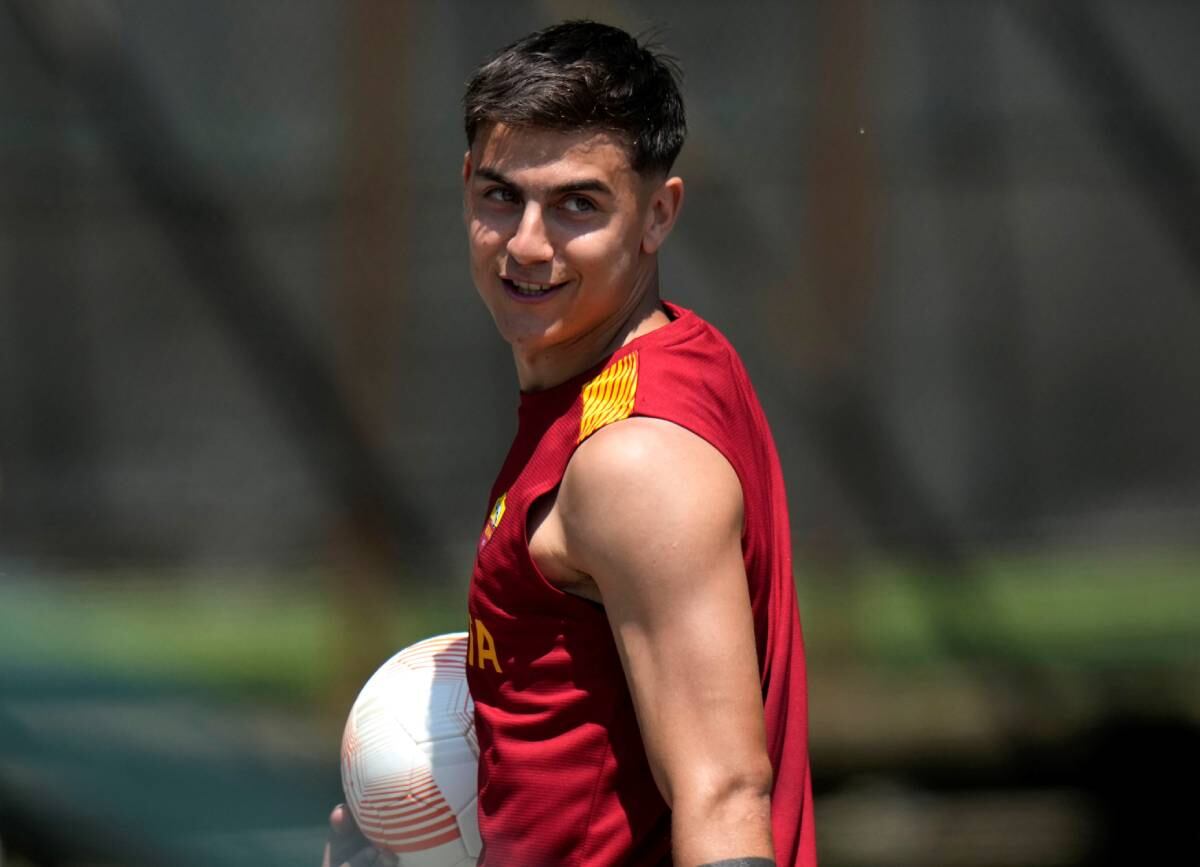 A Paulo Dybala se lo vio muy sonriente en el entrenamiento de este martes y en Roma se ilusionan que llegue bien para la final ante Sevilla. (AP)