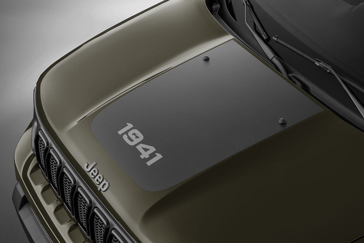 El año que remite al nacimiento del Jeep Willys se plasma en el capot.