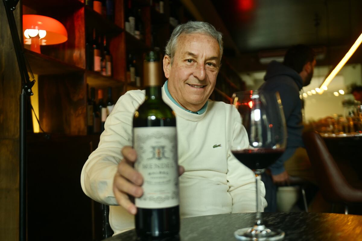 Roberto de la Mota el enólogo de Mendel con la botella del malbc DOC que es un símbolo de Luján de Cuyo. (Javier Ferreyra / La Voz)