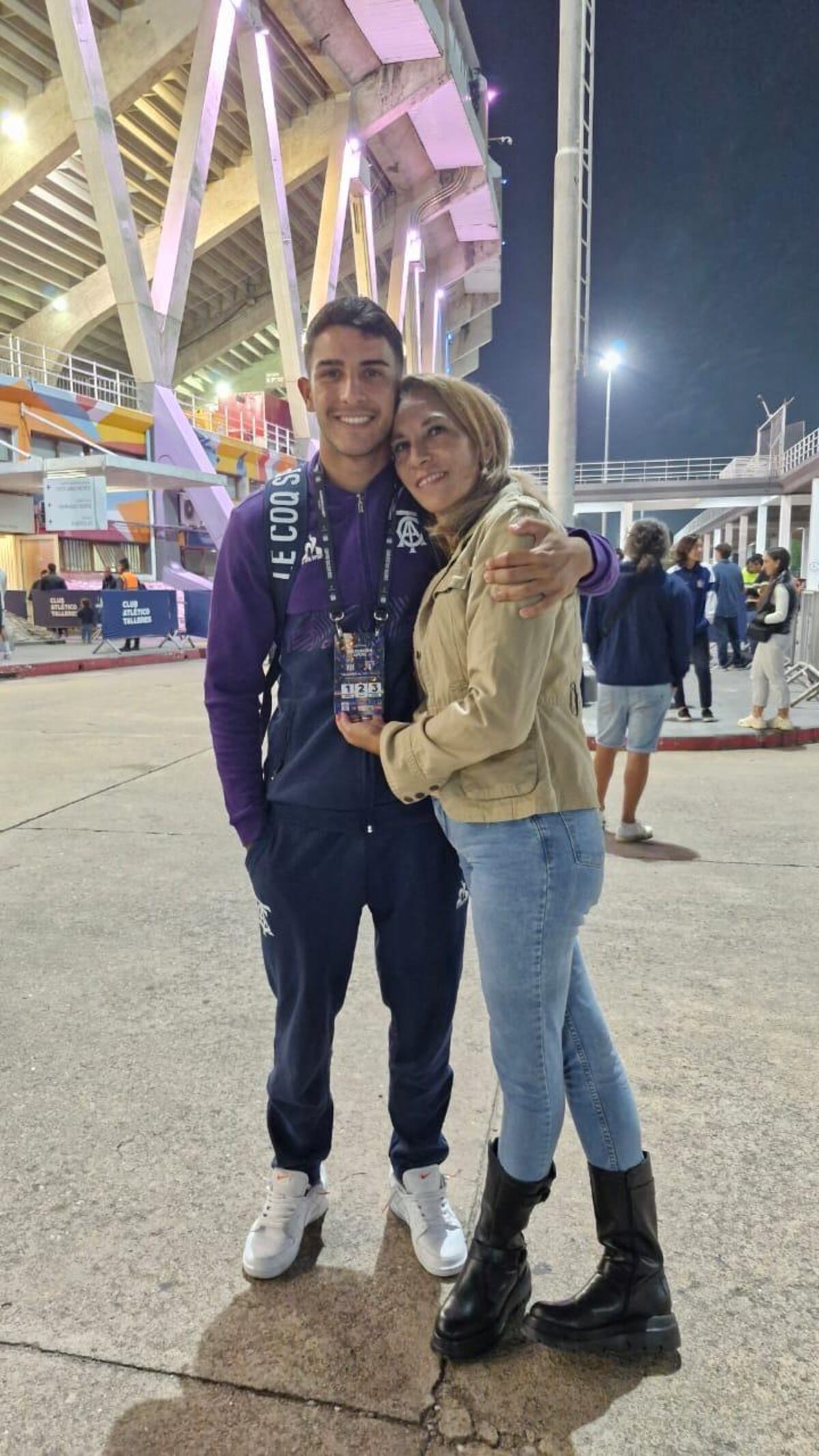 Joaquín Mosqueira con su mamá Lorena, en el Kempes. Junto a papá Cristian y a su hermano arquero Valentín, son su hinchada.