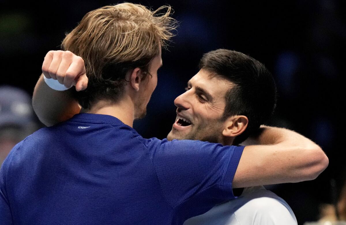 Novak Djokovic felicita a su rival y verdugo. El serbio no podrá igualar, por ahora, el record de Federer. (AP)