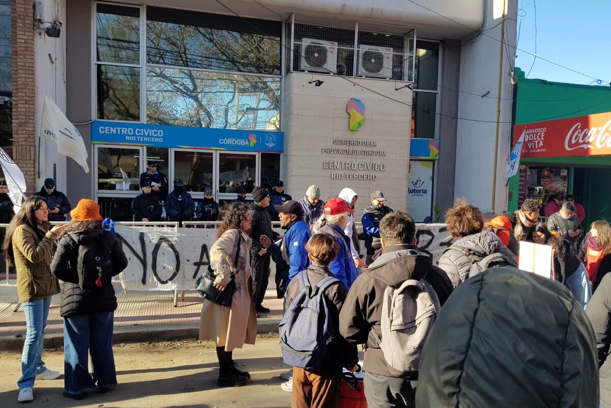 Este miércoles. Protesta frente a las oficinas de la provincia donde se hizo la reunión de conciliación. (La Voz)