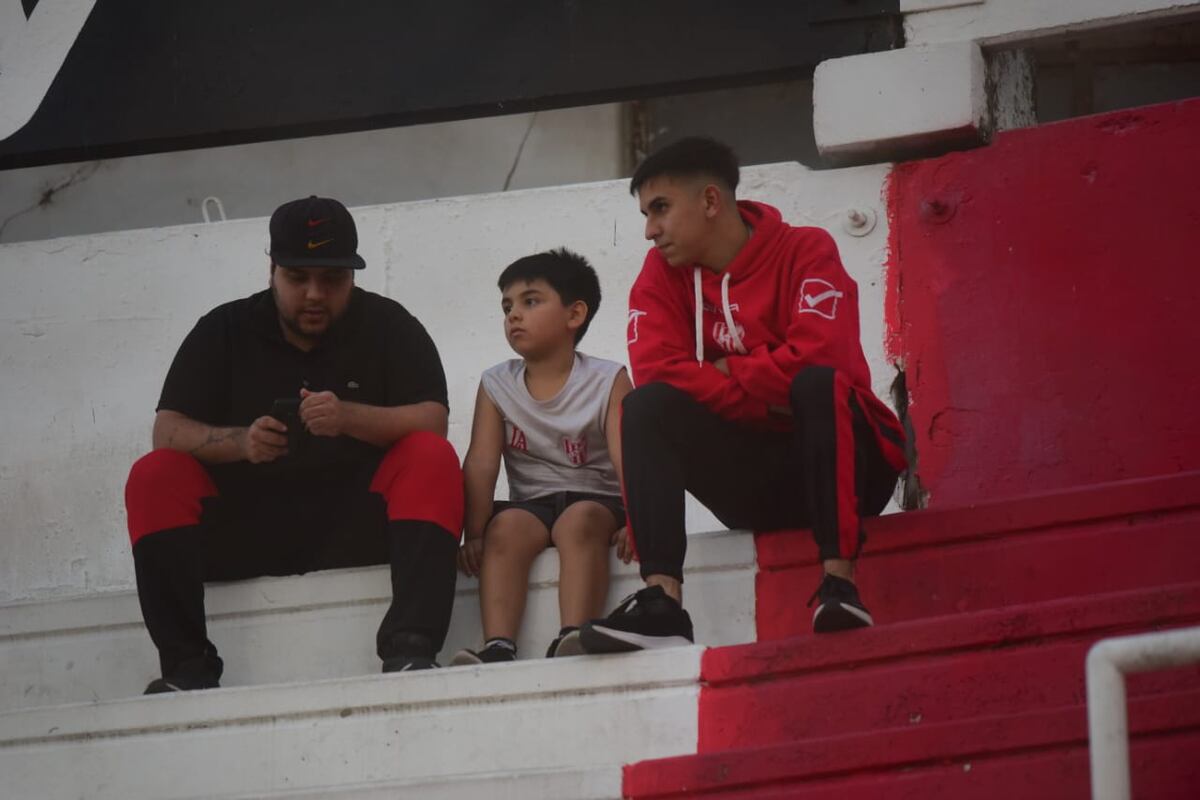 Copa Córdoba. Los hinchas de Instituto en el Monumental de Alta Córdoba, antes del partido con Talleres. (Javier Ferreyra / La Voz)