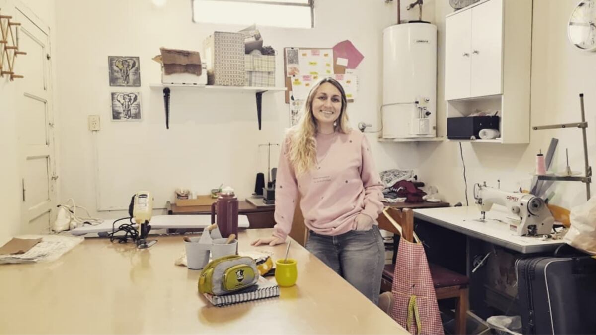 Verónica Falco crea ropa infantil en Tancacha.