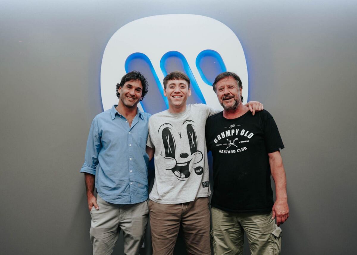 De izquierda a derecha: Ignacio Amato-Artist Manager, Paulo Londra y Quique Londra, padre del artista.