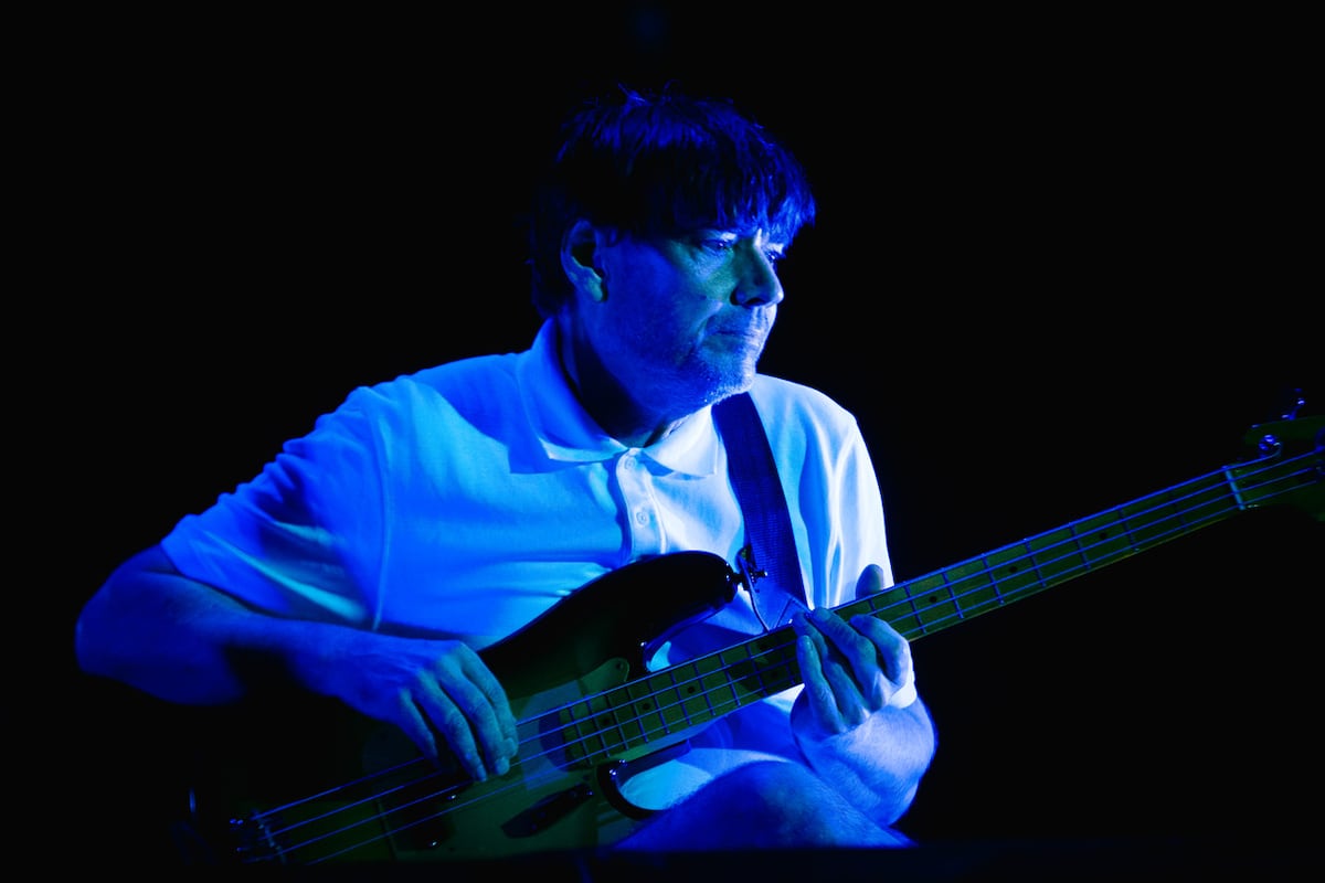 Alex James, el bajista de Blur que toca lo que tiene que tocar. (@franco.puente Primavera Sound Buenos Aires)