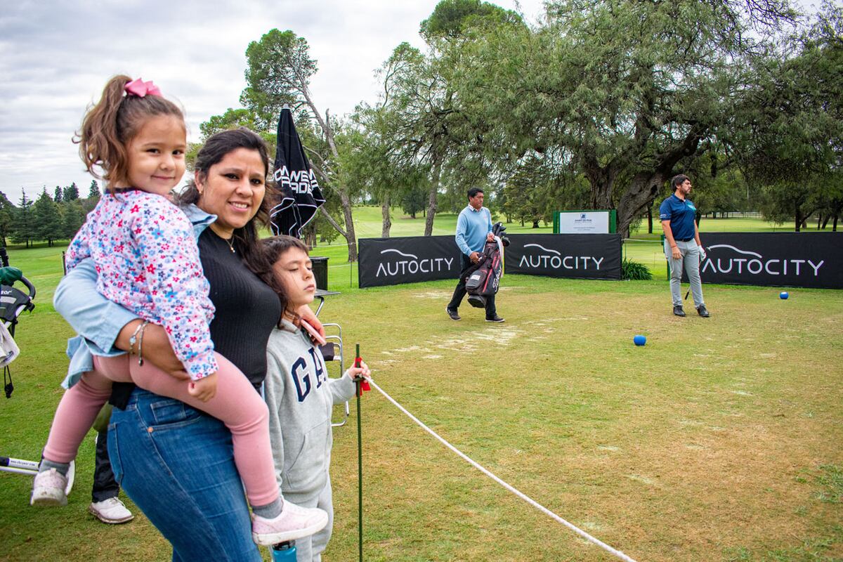 Eliana y sus hijos Justina y Lorenzo acompañan a Nelson Ledesma durante la mitad del recorrido. El campeón del Abierto 2017 lo disfruta. (Golf del Centro)