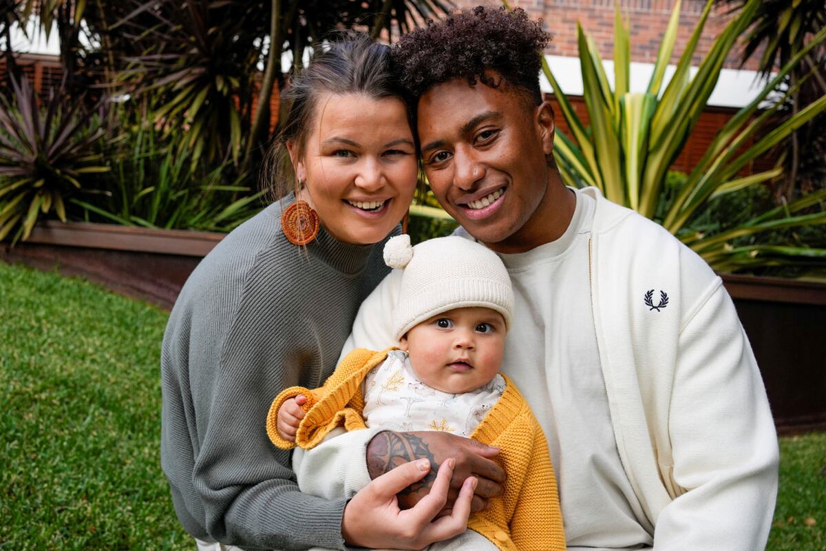 Vanessa, Ellia y la peque Waitui. La familia que formó Green tras retirarse del rugby y cambiar de género. (AP)