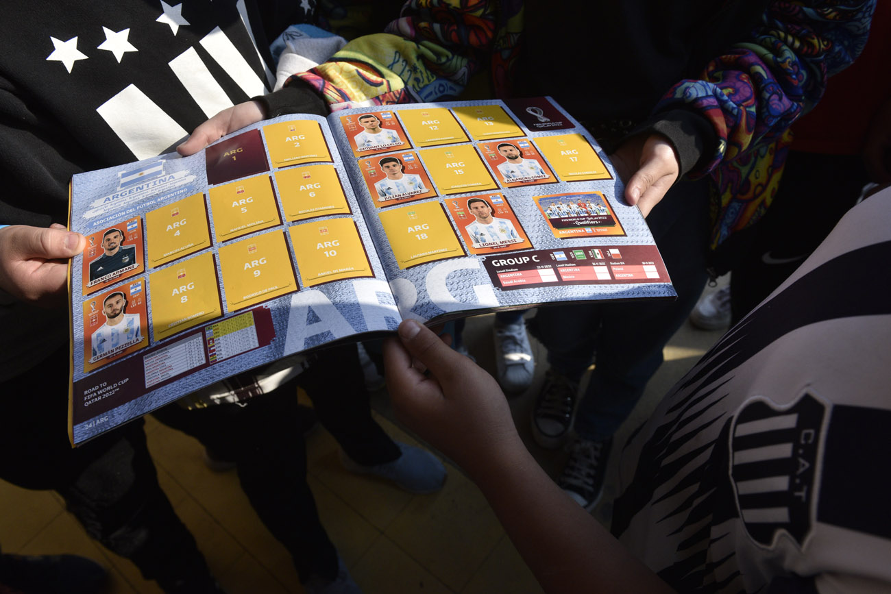 Cristian Acosta Figuritero de las escuelas. Se trata de un maestro que le ayuda a sus alumnos a completar álbumes desde hace años Albun Panini Qatar 22 . ( Ramiro Pereyra /La Voz)