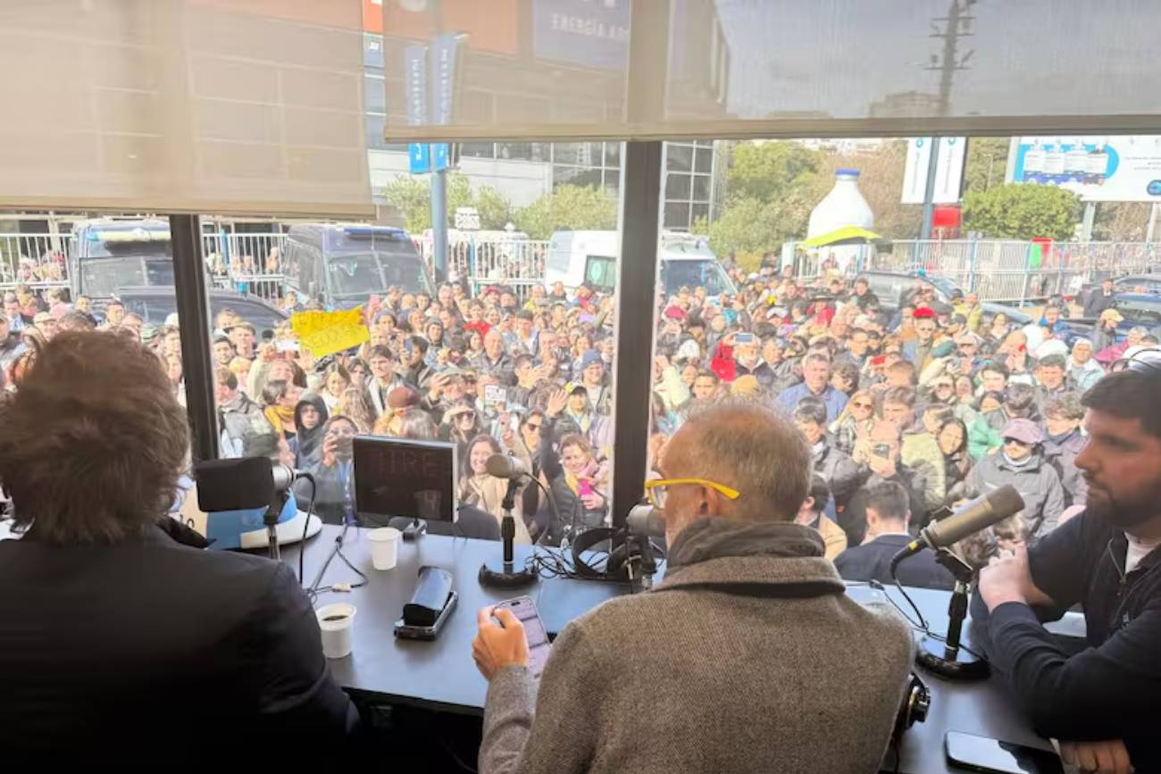 Embestida. Luego del discurso en la Rural, el presidente Javier Milei brindó una entrevista en el stand de radio Mitre. Fuertes críticas a los senadores. (Gentileza Clarín)