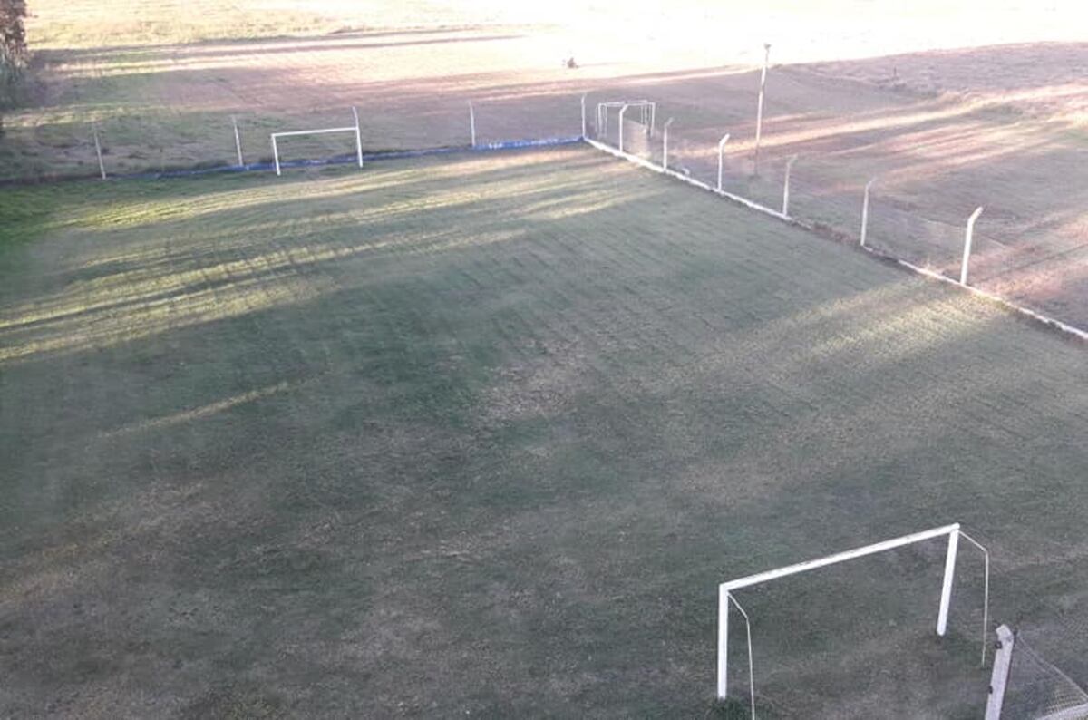 Su predio se armó en un campo que estaba abandonado de la familia del presidente Carletti. Allí juegan de local en el Regional. (Gentileza Club Villa Plomo).