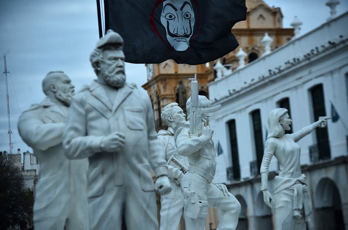 Los 5 caidos de la casa de papel monumento en la plaza san martin foto pedro castillo