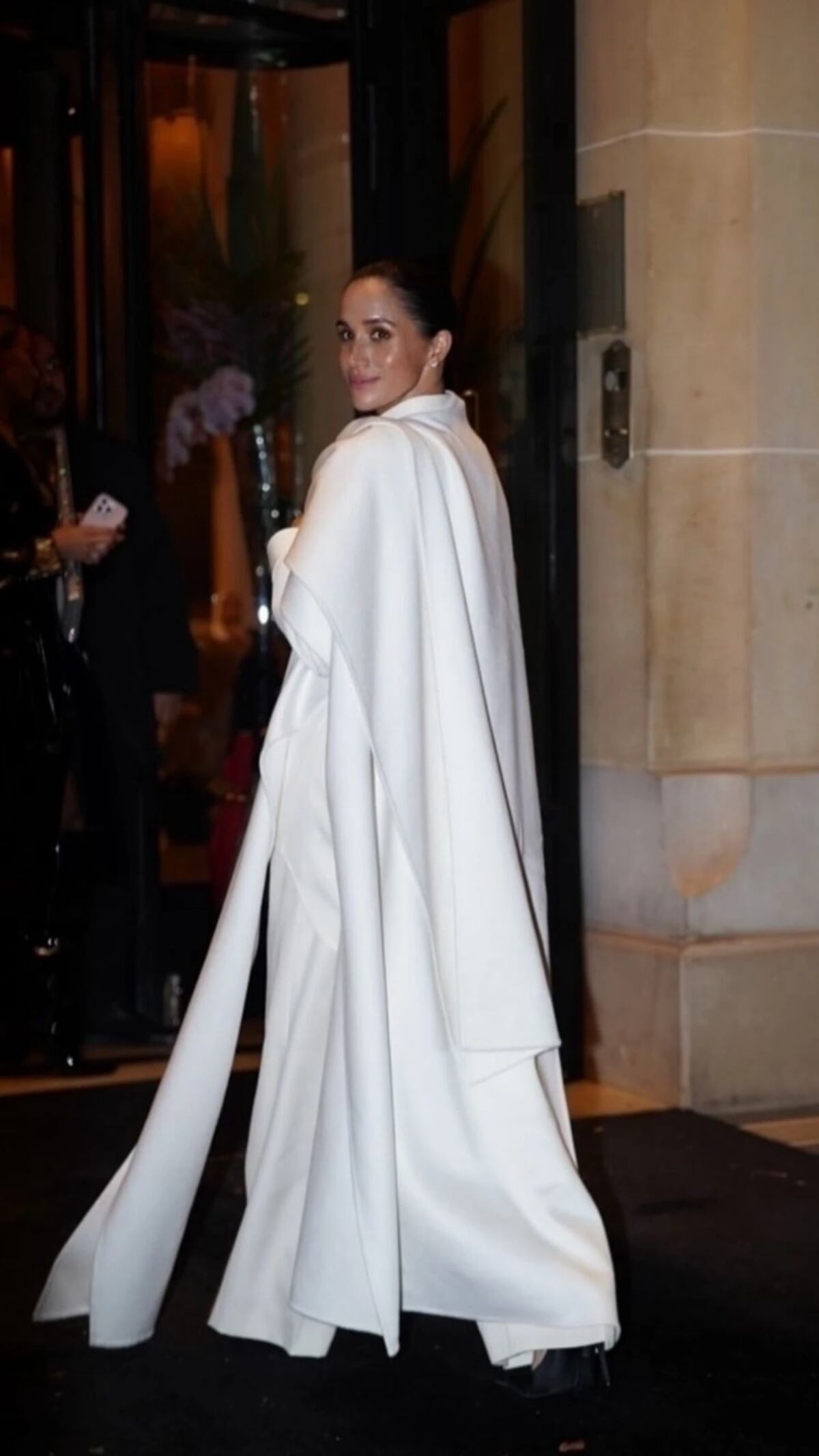 Meghan Markle deslumbra en París: el debut total white de Balenciaga que impone tendencia en la Fashion Week 2025