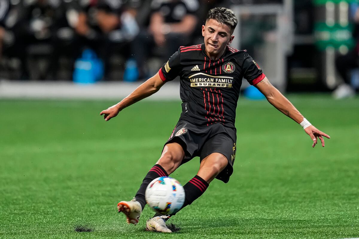 Thiago Almada sobre el césped sintético del Mercedes-Benz Stadium Zanine-USA TODAY Sports