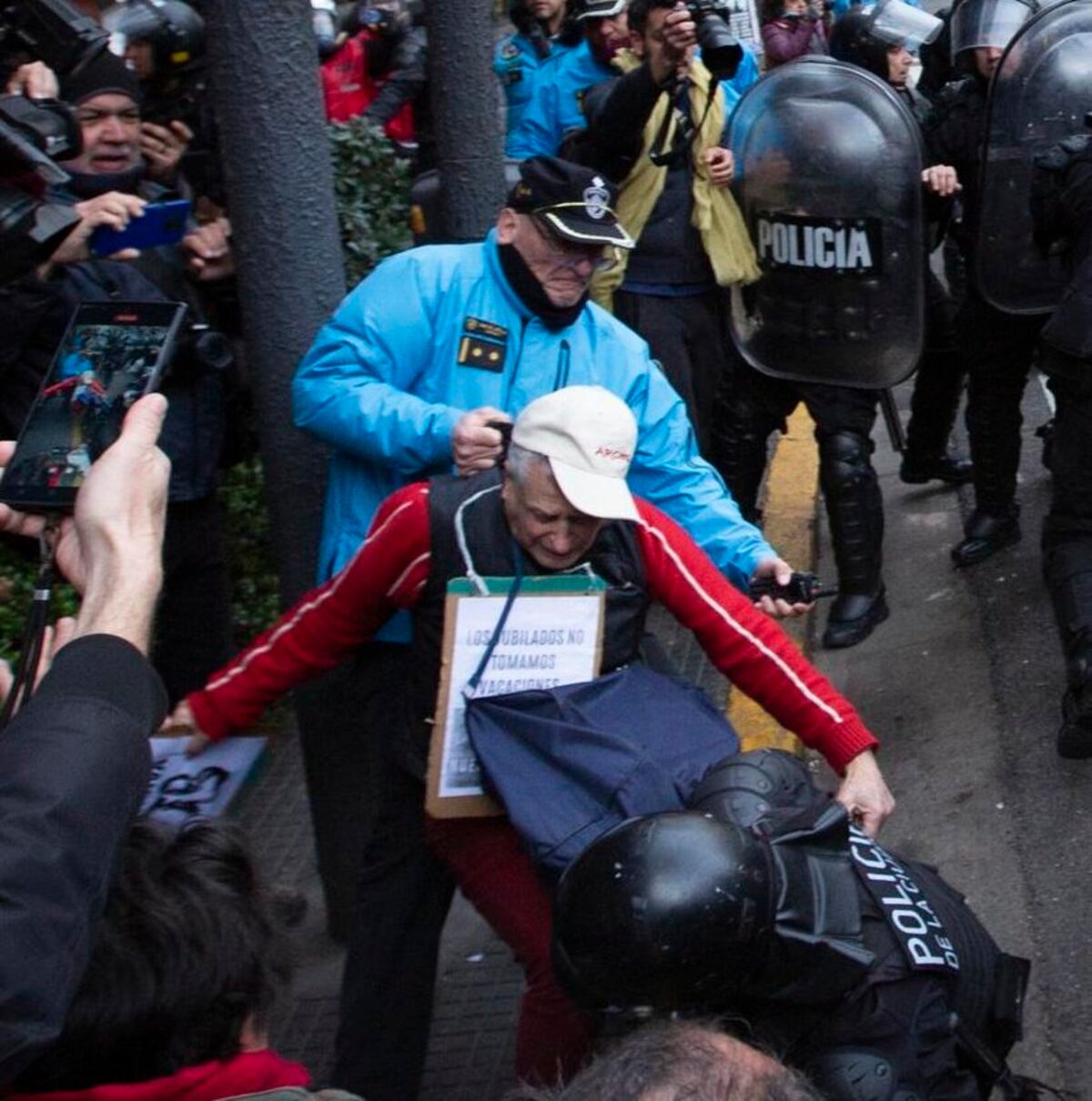 Incidentes en la marcha al Congreso hay empujones e insultos entre manifestantes y la Policía. (Gentileza)