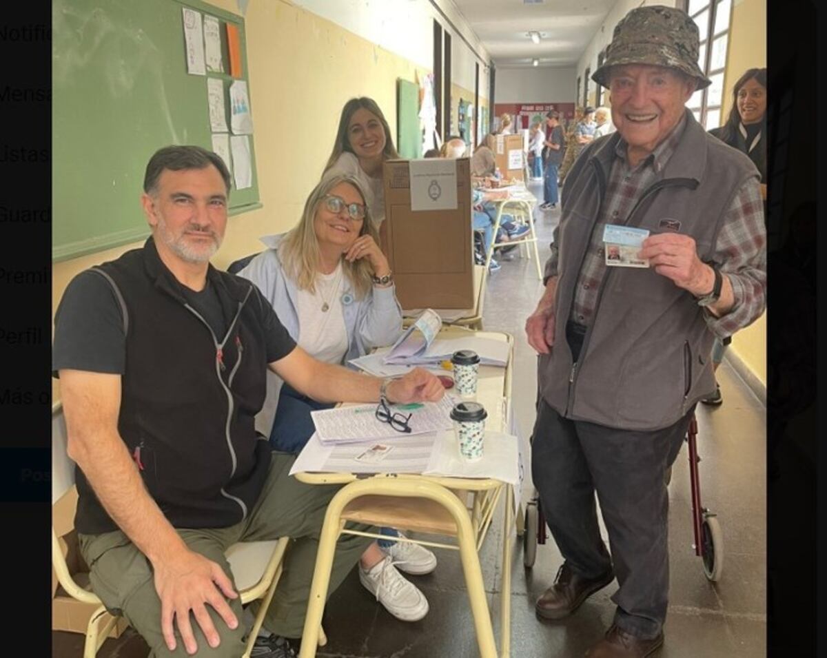 Cuando tenía 106 años, Ronnie Scott votó en un colegio de San Isidro.