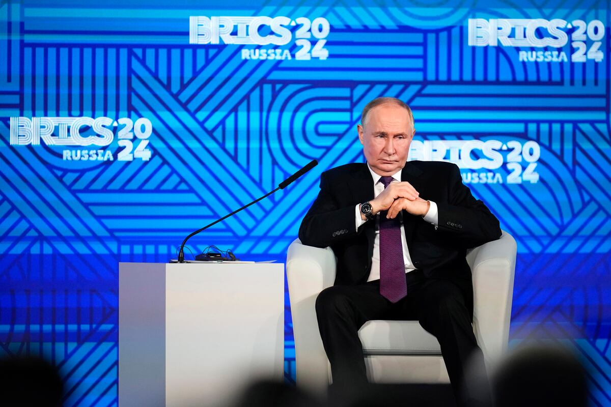 ARCHIVO - El presidente ruso Vladímir Putin participa en el foro de negocios de los BRICS el 18 de octubre de 2024, en Moscú, Rusia. (AP Foto/Alexander Zemlianichenko, foto compartida, archivo)