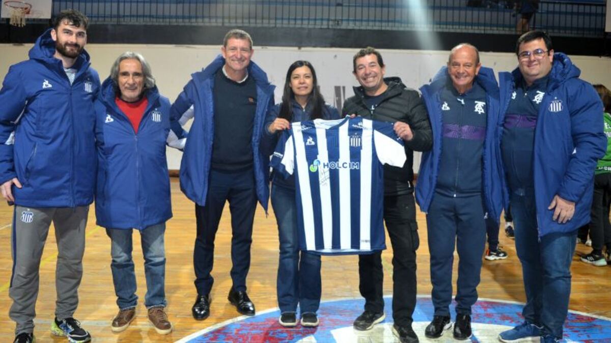 Daniel Valencia, gloria de Talleres, con la filial de Talleres en Usuahia. (Prensa Talleres)