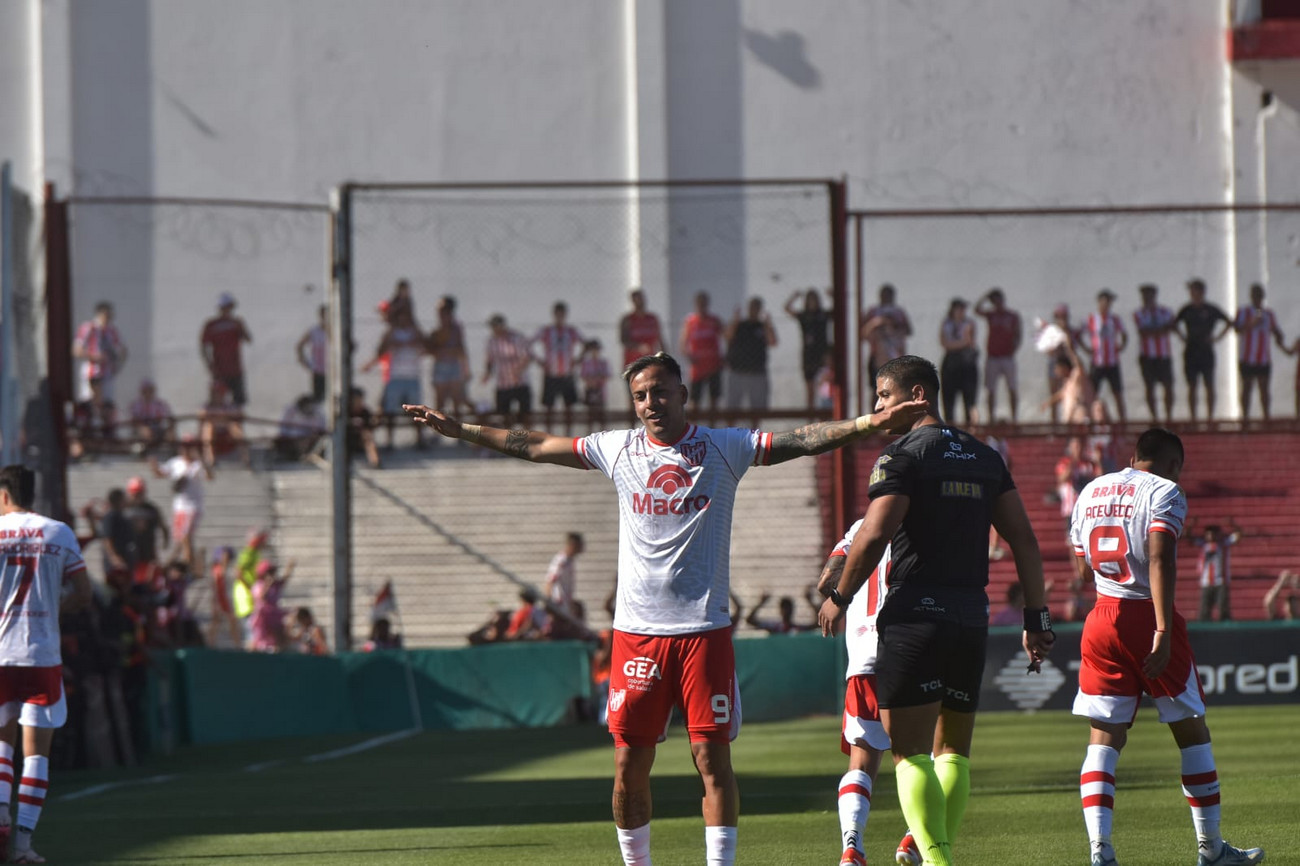 Instituto recibió a Godoy Cruz de Mendoza en el Monumental de Alta Córdoba.  (Facundo Luque / La Voz)