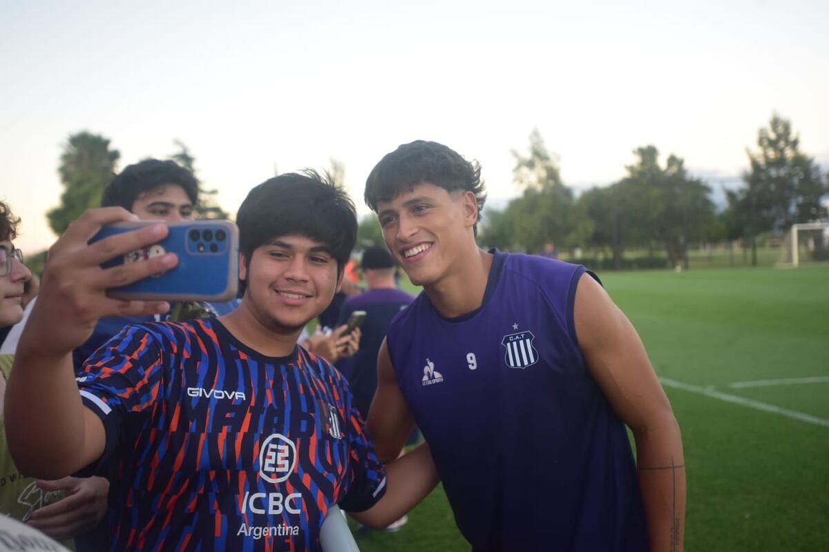 Talleres: el entrenamiento abierto reforzó el vínculo entre el plantel y su gente, en una tarde marcada por el viento y el aliento constante. (Javier Ferreyra / La Voz)