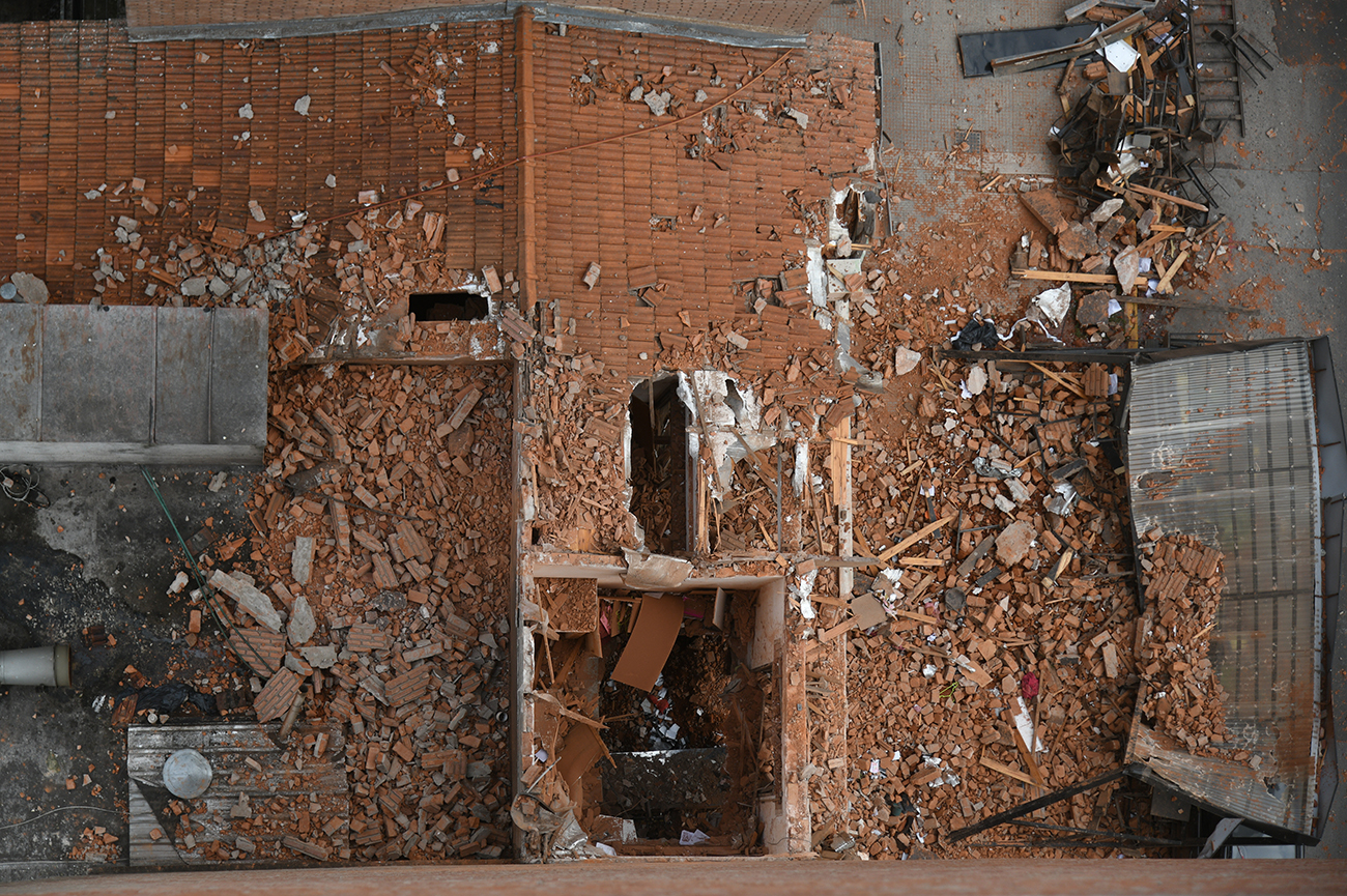 Así quedó la vivienda colindante al edificio en Bv. San Juan y Corro.
Foto: Ramiro Pereyra / La Voz