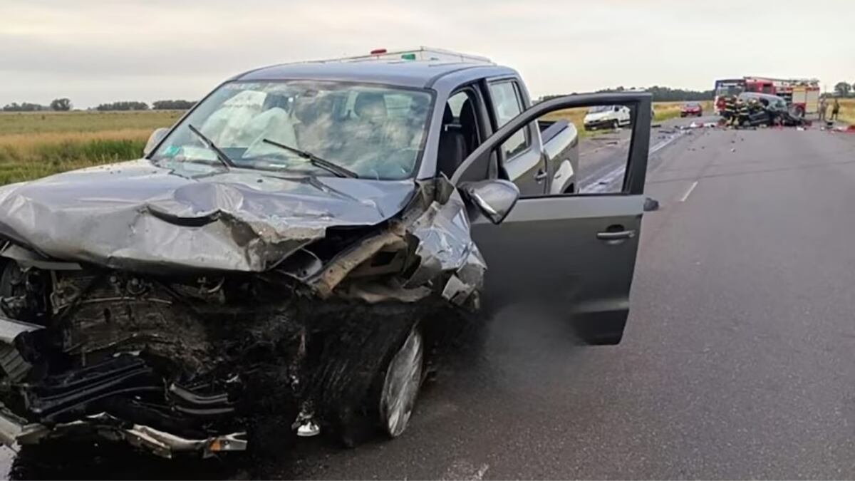 El conductor y la acompañante de la Renault Kangoo murieron tras el impacto: sobrevivió una adolescente de 13 años que viajaba en los asientos traseros.