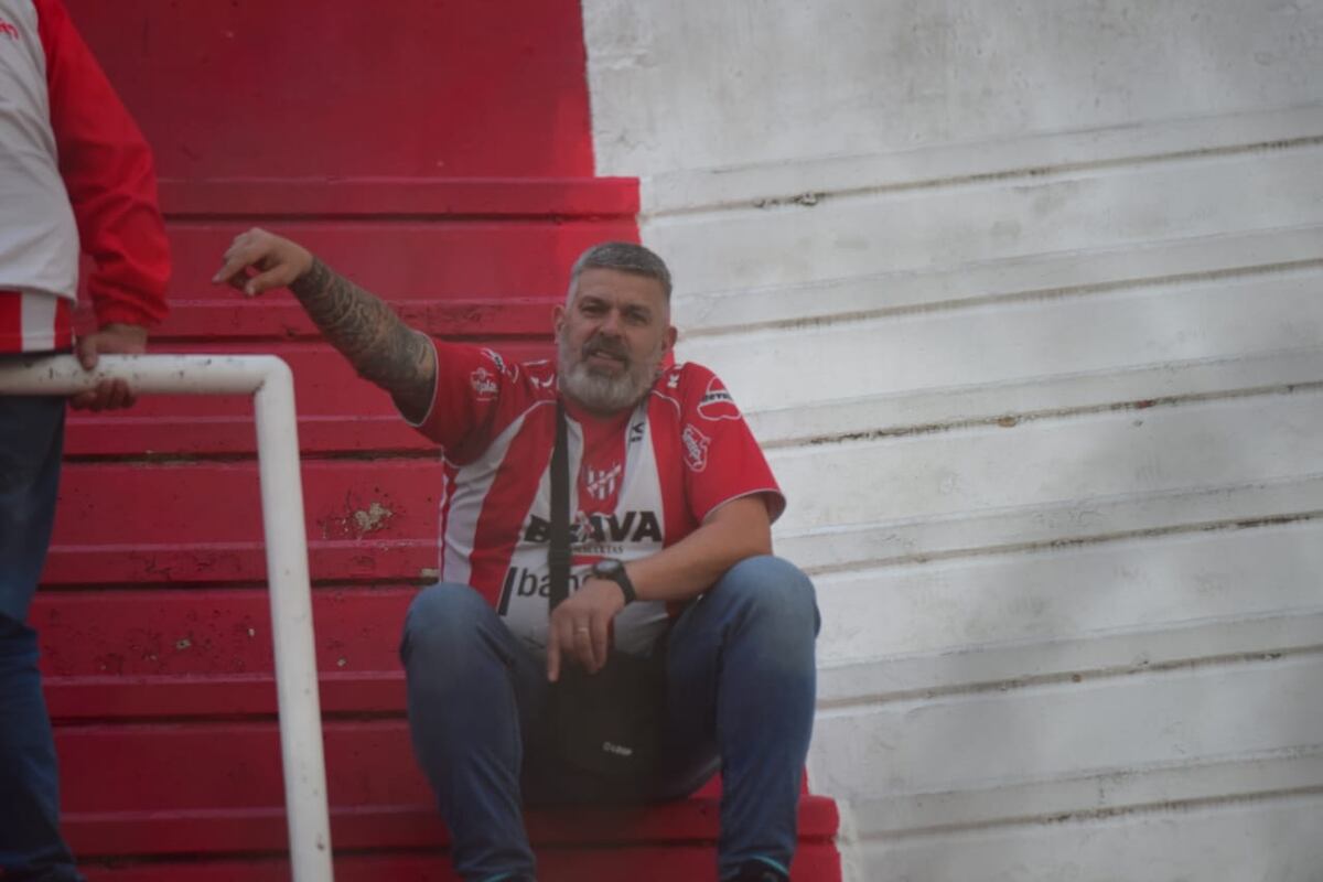 Copa Córdoba. Los hinchas de Instituto en el Monumental de Alta Córdoba, antes del partido con Talleres. (Javier Ferreyra / La Voz)
