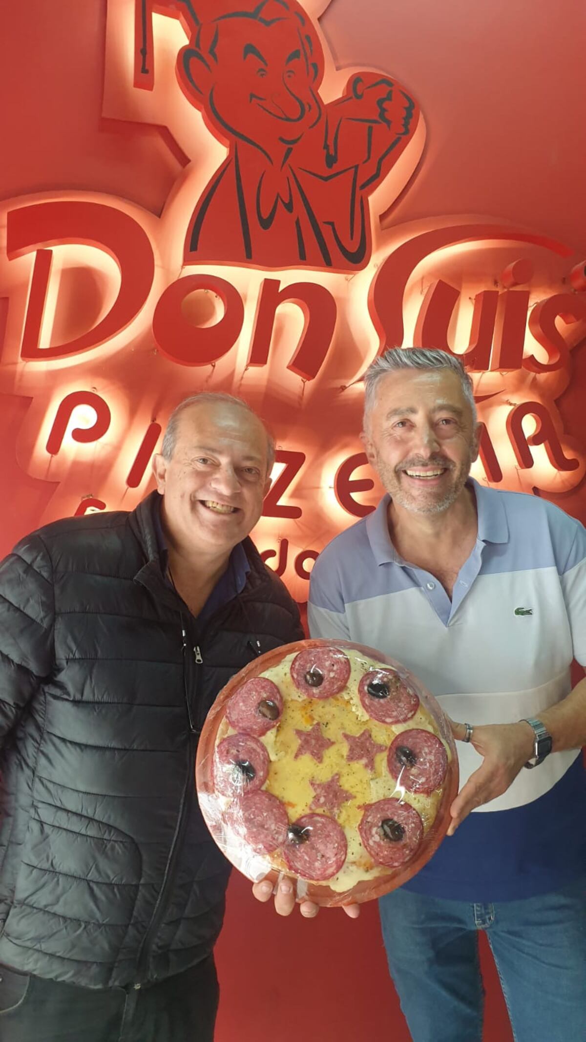 Reconocimiento a periodistas que cubrieron el Mundial Qatar 2022 y a periodistas históricos de Córdoba como Víctor Brizuela, Rubén Torri y Osvaldo Wehbe. También a la familia de "Cuti" Romero. Fue en la pizzería San Luis (Gentileza Pedro Ludicello de la Pizzería San Luis)