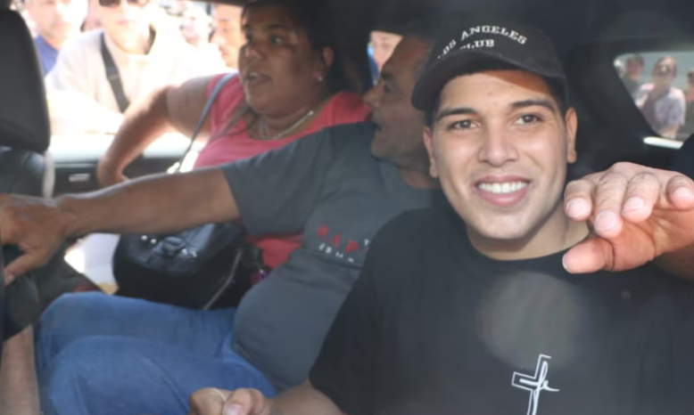 Thiago Medina retirándose del hospital junto a su hermana y su padre