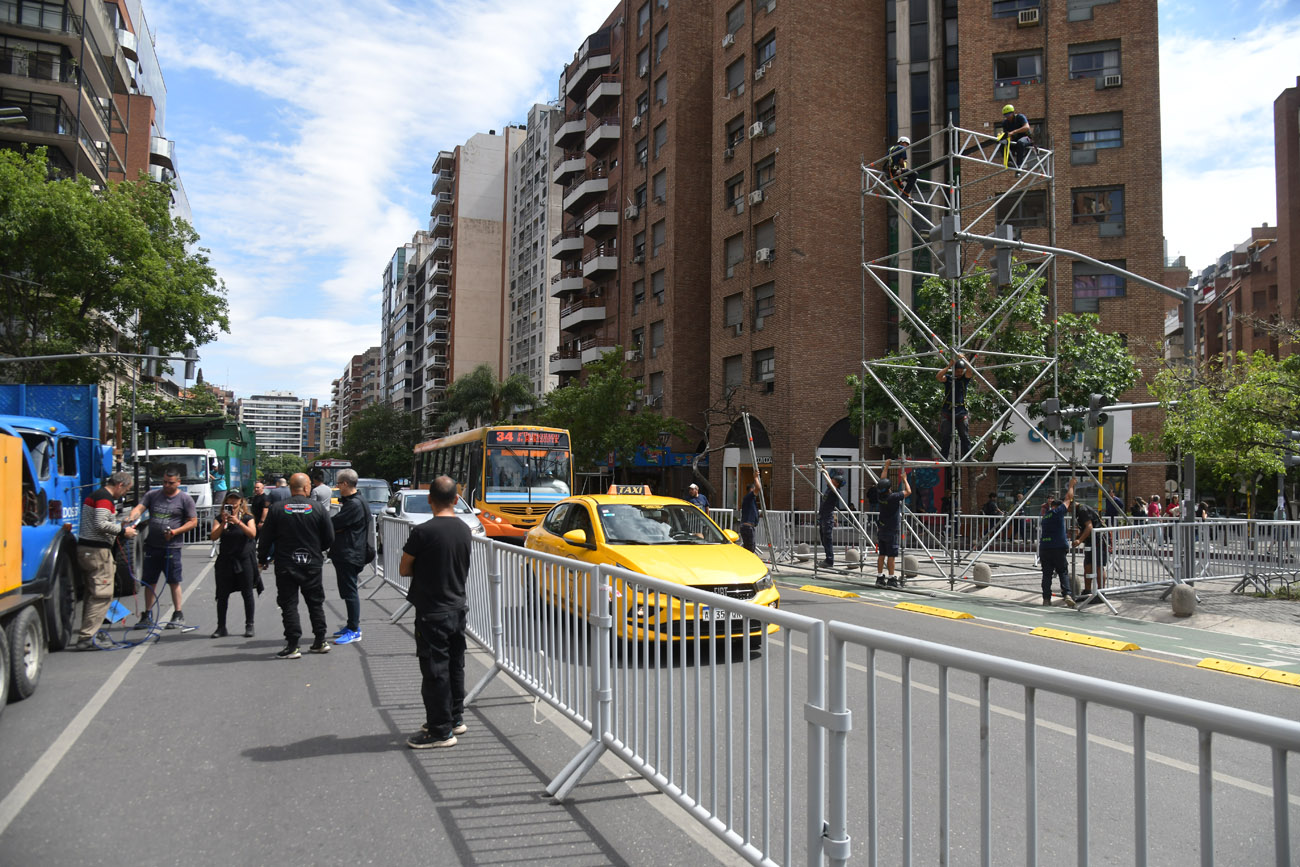 Comienza el armado del escenario para el acto de cierre de campaña de Javier Milei en avenida Yrigoyen frente al Buen Pastor. (Ramiro Pereyra / La Voz)