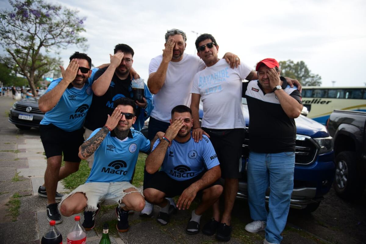 Belgrano: Los hinchas en la previa del partido frente a Argentinos Juniors por una de las semifinales de la Copa Argentina, en Rosario. (José Hernández / La Voz)