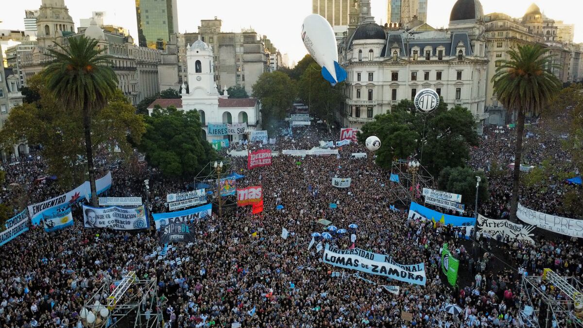 Una imagen de dron muestra a estudiantes universitarios, sindicatos y
grupos sociales reunidos frente a la casa de gobierno Casa Rosada para protestar contra los recortes del presidente Javier Milei en la educación
pública. NA: REUTERS/Agustín Marcarian